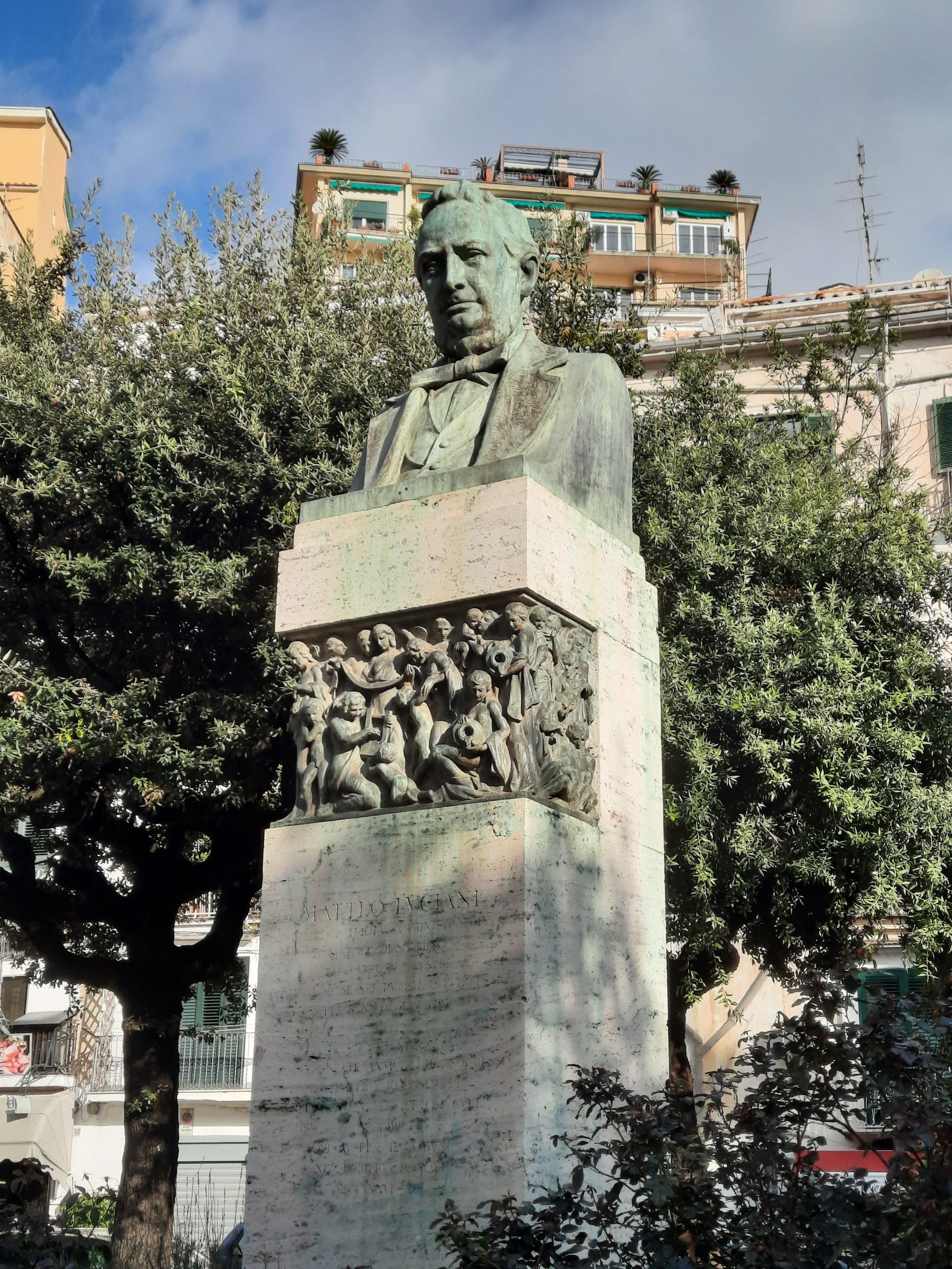 Matteo Luciani's monument, Salerno - 02.jpg